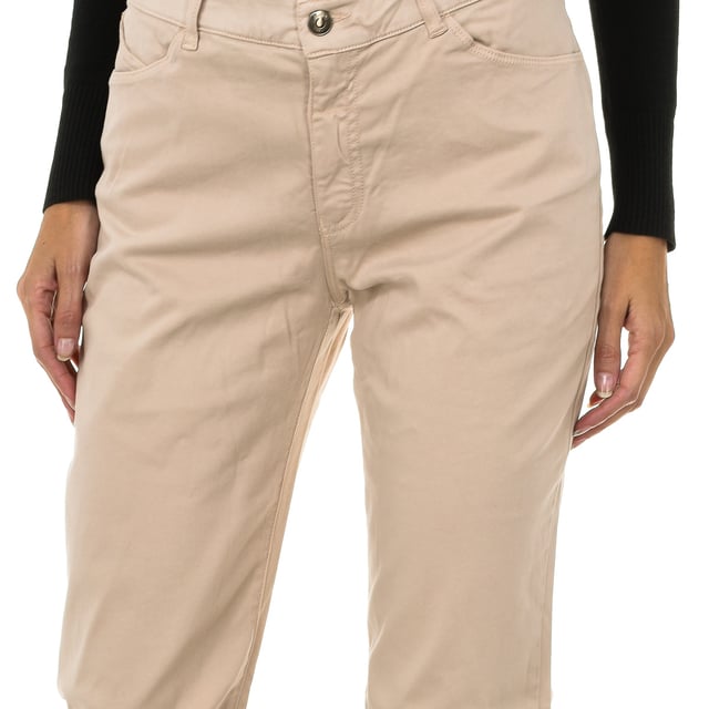 Pantalones largos.
Cinturilla con trabillas.
Cierre de cremallera y botón en frontal.
Dos bolsillos en parte delantera y mini bolsillo.
Dos bolsillos en la parte trasera con el logo en metálico.
Regular fit.
Tejido elástico.
Costuras vistas a tono.
 Composición: 70% Algodón, 28% Modal, 2% Elastano
 Cuidados:
- Lavar máximo a 30ºC.
- Planchar a media temperatura, máx. 110ºC.
- Permite usar secadora.
- No usar lejía.
- No admite el lavado en seco.