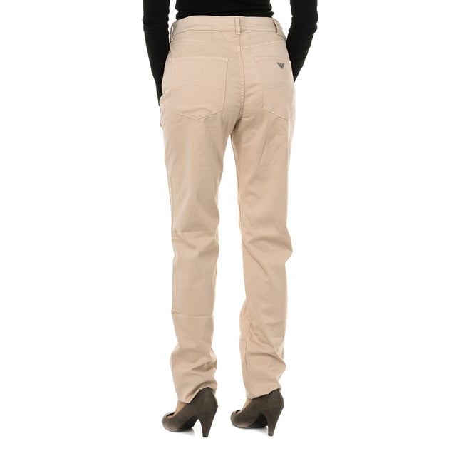 Pantalones largos.
Cinturilla con trabillas.
Cierre de cremallera y botón en frontal.
Dos bolsillos en parte delantera y mini bolsillo.
Dos bolsillos en la parte trasera con el logo en metálico.
Regular fit.
Tejido elástico.
Costuras vistas a tono.
 Composición: 70% Algodón, 28% Modal, 2% Elastano
 Cuidados:
- Lavar máximo a 30ºC.
- Planchar a media temperatura, máx. 110ºC.
- Permite usar secadora.
- No usar lejía.
- No admite el lavado en seco.