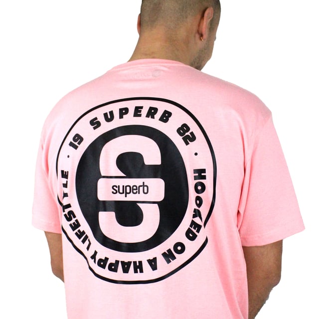 T-Shirt für Herren mit Logoherz SUPERB Die Farbkombination ist in Superb ein Muss und für diese Saison kommt das Basismodell Logoheart mit gewagteren Kombinationen.
Komposition:
100% Baumwolle
Komposition: 100% Baumwolle
Pflege:
Bei maximaler Temperatur 30 °C waschen.
Bei niedriger Temperatur bügeln.
Sie können einen Trockner verwenden.
Benutzen Sie keine Bleiche.