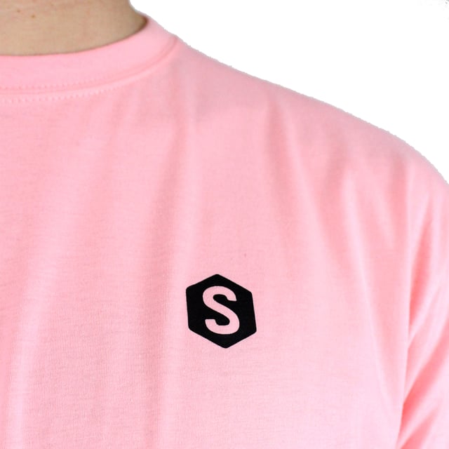 T-Shirt für Herren mit Logoherz SUPERB Die Farbkombination ist in Superb ein Muss und für diese Saison kommt das Basismodell Logoheart mit gewagteren Kombinationen.
Komposition:
100% Baumwolle
Komposition: 100% Baumwolle
Pflege:
Bei maximaler Temperatur 30 °C waschen.
Bei niedriger Temperatur bügeln.
Sie können einen Trockner verwenden.
Benutzen Sie keine Bleiche.