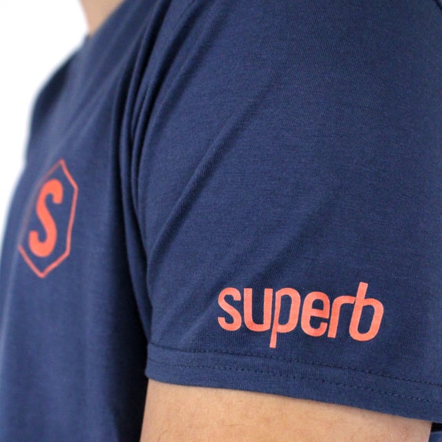 De kleurcombinatie is een must in Superb en voor dit seizoen komt de basis Logoheart met meer gedurfde combinaties.

Samenstelling:
100% katoen
Zorg:
Wassen op maximum temperatuur van 30º.
Strijken op lage temperatuur.
Je kunt een droger gebruiken.
Gebruik geen bleekmiddel.
