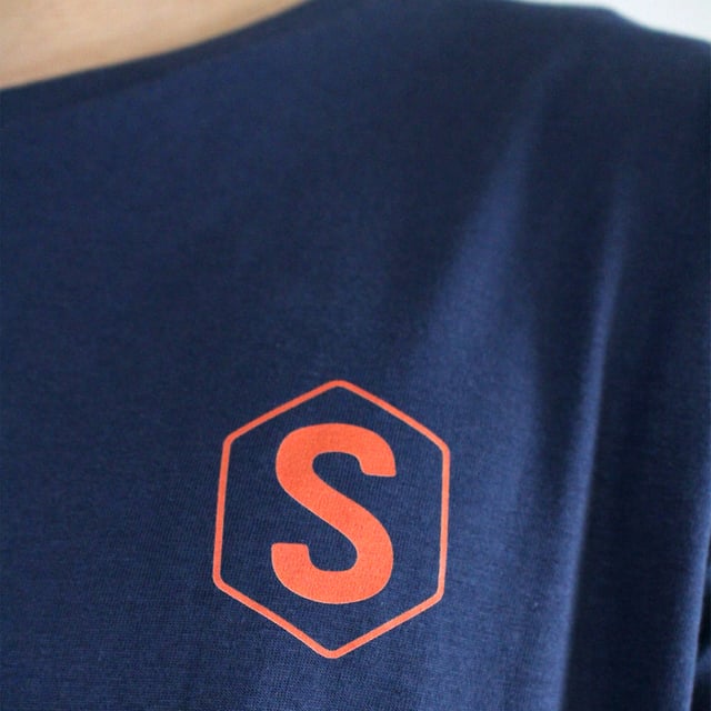 De kleurcombinatie is een must in Superb en voor dit seizoen komt de basis Logoheart met meer gedurfde combinaties.

Samenstelling:
100% katoen
Zorg:
Wassen op maximum temperatuur van 30º.
Strijken op lage temperatuur.
Je kunt een droger gebruiken.
Gebruik geen bleekmiddel.