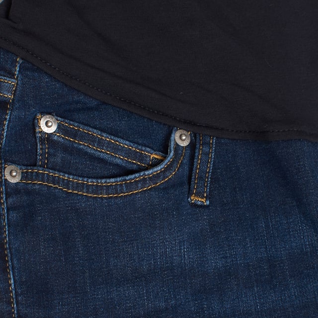 These skinny maternity jeans are designed to offer comfort and style throughout your pregnancy.

 They incorporate a super high elastic panel that fits over the belly, providing complete support without tightening, adapting to the different stages of pregnancy.

 With no button closure, these jeans feature an internal adjustable waistband to offer a personalized fit and greater comfort as the abdomen grows.

 Featuring a classic five-pocket design and a slim fit through the legs, these jeans combine a modern silhouette with the functionality and stretch needed for maternity.
 Composition: Shell: 83% Cotton, 15% Polyester, 2% Spandex; Panel: 93% Cotton, 7% Spandex
 Care:
- Machine wash cold.
 - Use similar colors in the wash.
 - Avoid the use of bleaches.
 - Dry at low temperature in the dryer.
 - Iron at low temperature.
 - Do not dry clean.