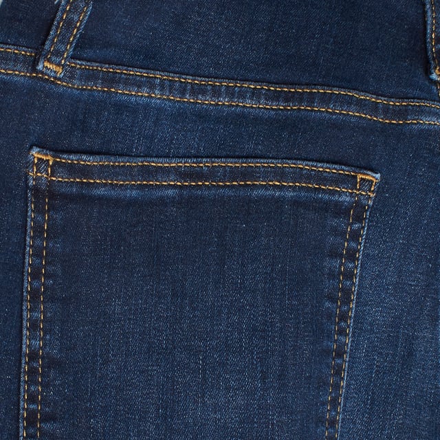 These skinny maternity jeans are designed to offer comfort and style throughout your pregnancy.

 They incorporate a super high elastic panel that fits over the belly, providing complete support without tightening, adapting to the different stages of pregnancy.

 With no button closure, these jeans feature an internal adjustable waistband to offer a personalized fit and greater comfort as the abdomen grows.

 Featuring a classic five-pocket design and a slim fit through the legs, these jeans combine a modern silhouette with the functionality and stretch needed for maternity.
 Composition: Shell: 83% Cotton, 15% Polyester, 2% Spandex; Panel: 93% Cotton, 7% Spandex
 Care:
- Machine wash cold.
 - Use similar colors in the wash.
 - Avoid the use of bleaches.
 - Dry at low temperature in the dryer.
 - Iron at low temperature.
 - Do not dry clean.