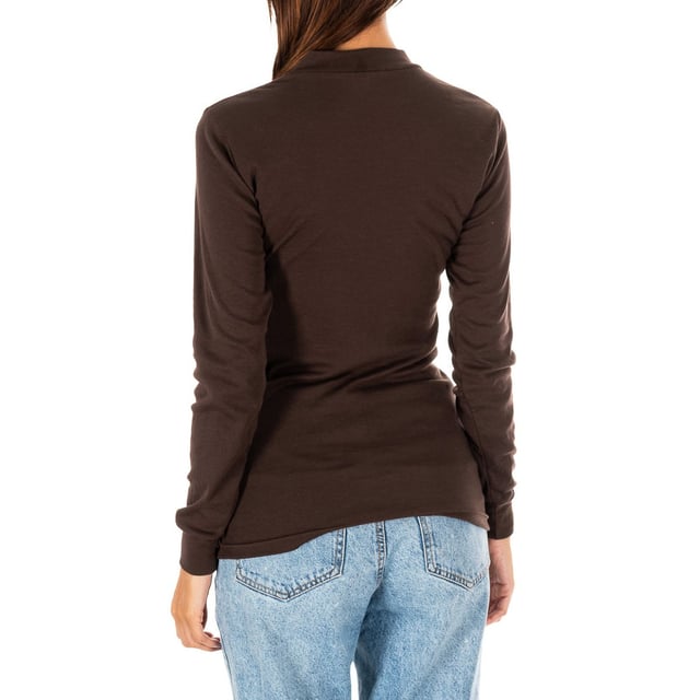 Camiseta manga larga de Kisses&Love. Prenda interior o exterior, tú eliges.

Descubre la comodidad definitiva con nuestra camiseta básica premium, diseñada para adaptarse perfectamente a diferentes tipos de cuerpo. Fabricada con una tela suave, elástica y transpirable, ofrece una sensación ligera sobre la piel, ideal para el día a día. Su ajuste favorecedor la convierte en un imprescindible en todo guardarropa.

Características principales:
- Confeccionada en algodón y poliéster resistente.
- Manga larga.
- Cuello medio alto, con acabado en canalé.
- Ajustable y cómoda.

Nuestra camiseta manga larga de mujer es perfecta para usar sola o como prenda interior. Combina fácilmente con cualquier outfit, desde looks casuales hasta capas bajo chaquetas en días más fríos. 

Diseñadas para adaptarse a cada tipo de cuerpo, nuestras camisetas están disponibles en tallas desde la XS hasta la XXL, garantizando un ajuste cómodo y favorecedor para todos. Su tela elástica y transpirable se ajusta sin apretar, brindando libertad de movimiento y máxima comodidad en cualquier ocasión.

¡Elige estilo, calidad y confort con Kisses&Love y date un capricho!

Equivalencia de tallas: 40=XS / 44=S / 48=M / 52=L / 56=XL / 60=XXL
 Composición: 50% Algodón, 50% Poliéster
 Cuidados:
- Lavar a temperatura máx. 40º.
- No usar lejía.
- No usar secadora.
- Planchar a temperatura máx. 110º.
- No lavar en seco.