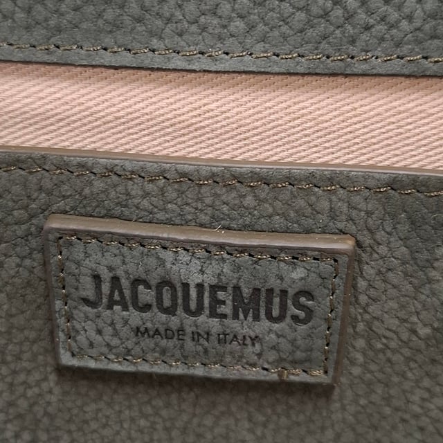 VINTAGE, RRP AS NEW
The Jacquemus La Montagne Le Grand Bambino Bag in Green Leather is a chic and practical addition to any wardrobe. Crafted from premium cowhide suede, this bag boasts a structured silhouette that enhances its sophisticated charm. The fold-over flap with a magnetic snap ensures easy access, while the patch interior pockets provide convenient storage for essentials. It features polished gold-tone hardware, adding a luxurious touch. With an optional, adjustable strap, this bag can be worn crossbody or over the shoulder, making it versatile for any occasion. The textile lining completes the design, offering a refined finish.




Jacquemus La Montagne Le Grand Bambino Bag in Green Leather