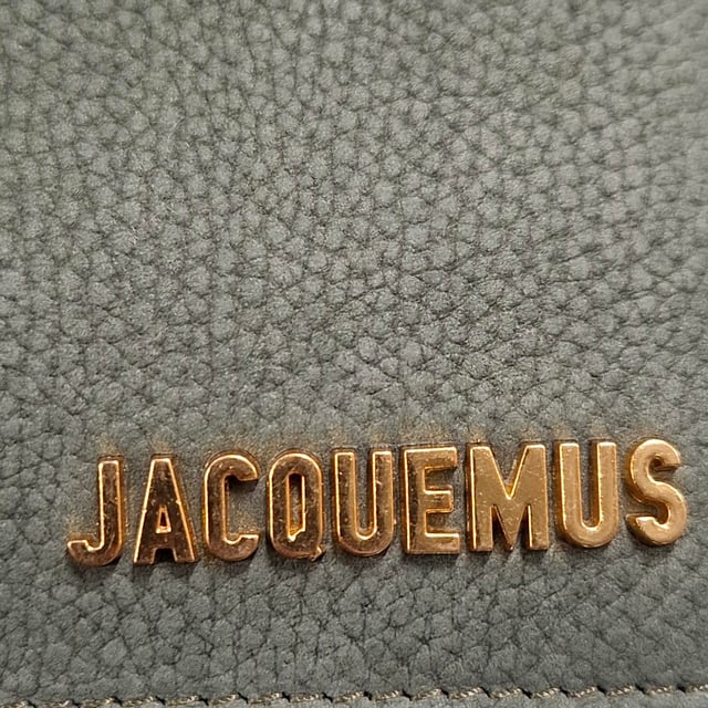 VINTAGE, RRP AS NEW
The Jacquemus La Montagne Le Grand Bambino Bag in Green Leather is a chic and practical addition to any wardrobe. Crafted from premium cowhide suede, this bag boasts a structured silhouette that enhances its sophisticated charm. The fold-over flap with a magnetic snap ensures easy access, while the patch interior pockets provide convenient storage for essentials. It features polished gold-tone hardware, adding a luxurious touch. With an optional, adjustable strap, this bag can be worn crossbody or over the shoulder, making it versatile for any occasion. The textile lining completes the design, offering a refined finish.




Jacquemus La Montagne Le Grand Bambino Bag in Green Leather