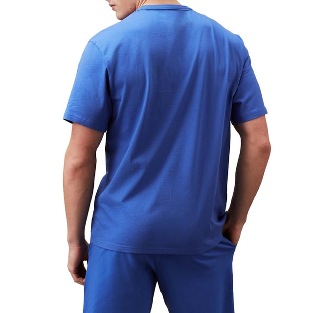 Mens Calvin Klein Lounge T- Shirt in blue.- Crewneck.- Short sleeves.- Signature tape inside the collar.- Iconic Calvin Klein monogram logo on the chest.- Regular fit.- Ref: 000NM2567ECEI