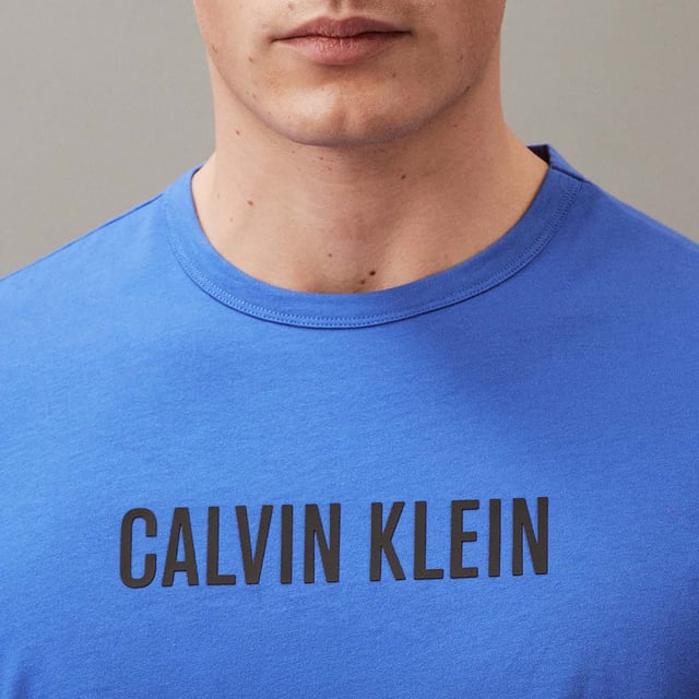 Mens Calvin Klein Lounge T- Shirt in blue.- Crewneck.- Short sleeves.- Signature tape inside the collar.- Iconic Calvin Klein monogram logo on the chest.- Regular fit.- Ref: 000NM2567ECEI