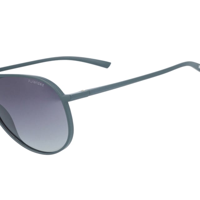 If you like to wear the latest in fashion and accessories are vital for your overall image, don't miss out on the Kodak CF90022 Men's Sunglasses.

 Shape and design:
 These Kodak men's sunglasses feature an aviator design with large lenses and a double top bar.

 Frame Material:
 Made from TR-90, an ultra-light, flexible and resistant material, these sunglasses guarantee durability and comfort during prolonged use.

 Sideburns:
 The temples are also made of TR-90, offering a secure and ergonomic fit for added comfort.

 Brand details:
 They include the engraved Kodak logo on the temples, ensuring authenticity and quality in design.

 Glasses:
 Polarized: Yes.
 Progression: Yes, compatible with progressive lenses.
 Graduation: Yes, adaptable to prescription lenses.
 100% UV400 protection.

 The color of the sunglasses lenses may vary slightly from the images due to lighting effects or adjustments in the material finish, but they will always retain their style and quality!
 Measures: Lens height: 51 mm. Lens width: 58 mm. Bridge: 14 mm. Temples: 140 mm.
 Composition: Nylon, TR-90
 Care:
Use a microfiber cloth to clean the lenses and avoid scratches.