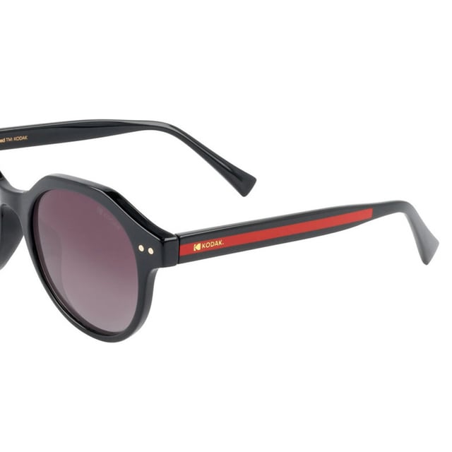 These Kodak women's sunglasses combine a classic and modern design with discreet details that add sophistication.

 Shape and design:
 - These sunglasses feature an oversized geometric shape, ideal for a modern and bold look.

 Frame Material:
 - The frame of these sunglasses is made of polycarbonate, a material known for its impact resistance and lightness.

 Sideburns:
 - The temples are also made of polycarbonate, matching the frame material.

 Brand details:
 - Kodak branding on temples.

 Glasses:
 - Polarized: Yes.
 - Progression: Yes, compatible with progressive lenses.
 - Graduation: Yes, adaptable to your visual needs.
 - 100% UV400 protection.

 The color of the sunglasses lenses may vary slightly from the images due to lighting effects or adjustments in the material finish, but they will always retain their style and quality!
 Measures: Lens height: 46 mm. Lens width: 52 mm. Bridge: 21 mm. Temples: 145 mm.
 Composition: Polycarbonate
 Care:
Use a microfiber cloth to clean the lenses and avoid scratches.