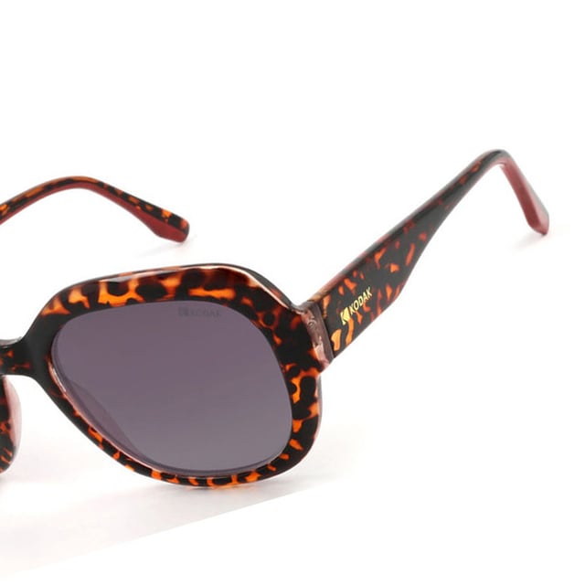 These Kodak women's sunglasses combine a classic and modern design with discreet details that add sophistication.

 Shape and design:
 - The shape of these sunglasses is oval and voluminous, which gives them a retro and elegant design.

 Frame Material:
 - The frame of these sunglasses is made of polycarbonate, a material known for its impact resistance and lightness.

 Sideburns:
 - The temples are also made of polycarbonate, matching the frame material.

 Brand details:
 - Kodak branding on temples.

 Glasses:
 - Polarized: Yes.
 - Progression: Yes, compatible with progressive lenses.
 - Graduation: Yes, adaptable to your visual needs.
 - 100% UV400 protection.

 The color of the sunglasses lenses may vary slightly from the images due to lighting effects or adjustments in the material finish, but they will always retain their style and quality!
 Measures: Lens height: 48 mm. Lens width: 54 mm. Bridge: 19 mm. Temples: 145 mm.
 Composition: Polycarbonate
 Care:
Use a microfiber cloth to clean the lenses and avoid scratches.