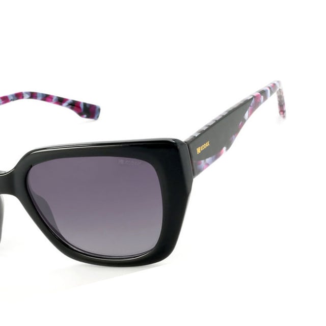 Estas gafas de sol para mujeres de Kodak combinan un diseño clásico y moderno con detalles discretos que añaden sofisticación.

Forma y diseño:
- Gafas de sol cuadradas y a la moda, ideales para un estilo versátil y atemporal.

Material de la montura:
- La montura de estas gafas está hecha de policarbonato, un material conocido por su resistencia a impactos y ligereza.

Patillas:
- Las patillas también están hechas de policarbonato, coincidiendo con el material de la montura.

Detalles de la marca:
- Logotipo de Kodak en las patillas.

Lentes:
- Polarizadas: Sí.
- Progresivas: Sí, compatibles con lentes progresivas.
- Graduación: Sí, adaptables a tus necesidades visuales.
- Protección 100% UV400.

El color de las lentes de las gafas puede variar ligeramente de las imágenes debido a efectos de iluminación o ajustes en el acabado del material, ¡pero siempre conservarán su estilo y calidad!
Medidas: Altura de la lente: 45 mm. Ancho de la lente: 54 mm. Puente: 18 mm. Patillas: 145 mm.
Composición: Policarbonato.
Cuidado:
Utiliza un paño de microfibra para limpiar las lentes y evitar rayones.