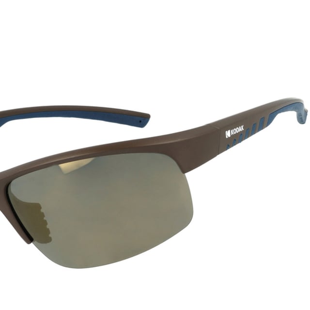 Estas gafas de sol unisex de Kodak combinan un diseño deportivo y moderno con detalles vibrantes que las hacen destacar.

Forma y diseño:
- Gafas de sol Kodak con un diseño aerodinámico y envolvente, con lentes herméticos que proporcionan ligereza adicional y visión ininterrumpida.

Material del marco:
- El marco de estas gafas de sol deportivas está hecho de policarbonato inyectado, un material conocido por su resistencia al impacto y ligereza.

Patillas:
- Las patillas también están hechas de policarbonato, coincidiendo con el material del marco.

Detalles de la marca:
- Logo de Kodak en las patillas.

Lentes:
- Polarizadas: Sí.
- Progresivas: Sí, compatibles con lentes progresivas.
- Graduación: Sí, adaptables a tus necesidades visuales.
- Protección UV400 al 100%.

El color de las lentes de las gafas puede variar ligeramente de las imágenes debido a los efectos de iluminación o ajustes en el acabado del material, ¡pero siempre mantendrán su estilo y calidad!
Medidas: Altura de lente: 40 mm. Anchura de lente: 63 mm. Puente: 15 mm. Patillas: 125 mm.
Composición: Policarbonato
Cuidado:
Utiliza un paño de microfibra para limpiar las lentes y evitar rayones.