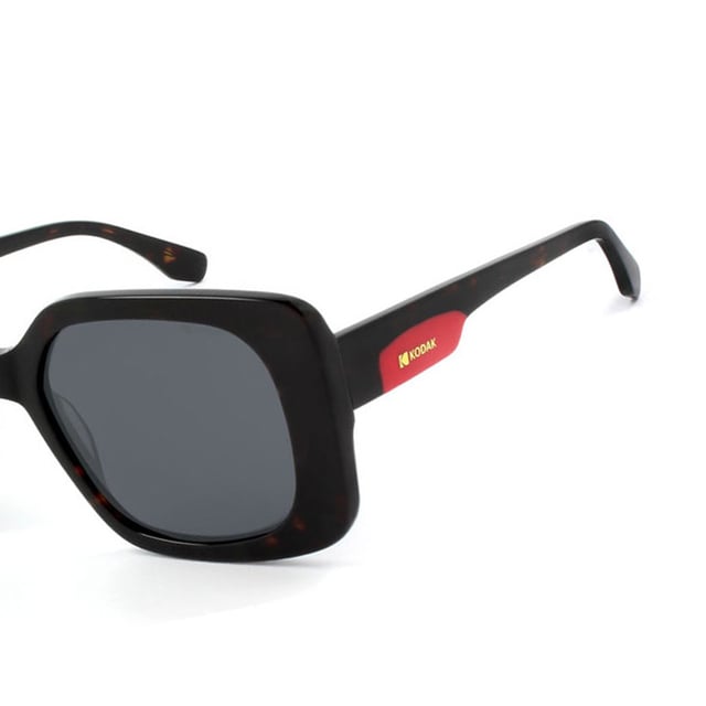 If you like to wear the latest in fashion and accessories are vital for your overall image, don't miss out on the Kodak FI40061 Women's Sunglasses.

 Shape and design:
 - Kodak geometric sunglasses, combining an oversized rectangular design.

 Frame Material:
 - Made from acetate, a lightweight, durable and excellent quality material, these sunglasses offer comfort and a refined finish.

 Sideburns:
 - The temples are also made of acetate, matching the frame material.

 Brand details:
 - Kodak branding on temples.

 Glasses:
 - Polarized: Yes.
 - Progression: Yes, compatible with progressive lenses.
 - Graduation: Yes, adaptable to your visual needs.
 - 100% UV400 protection.
 Measures: Lens height: 46 mm. Lens width: 53 mm. Bridge: 19 mm. Temples: 145 mm.
 Composition: Acetate
 Care:
Use a microfiber cloth to clean the lenses and avoid scratches.