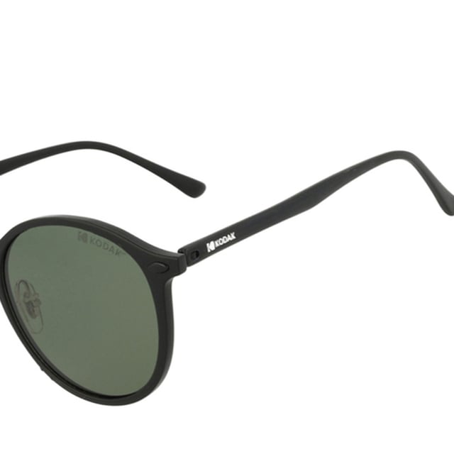 CF90016 Round Polarized Sunglasses for Men and Women If you like to wear the latest in fashion and accessories are vital for your overall image, don't miss out on the Kodak CF90016 Unisex Sunglasses.
Shape and design:
- Kodak sunglasses with a classic round shape.
Frame Material:
- Made of TR90 Nylon, an ultra-light, flexible and resistant material, these sunglasses guarantee comfort all day long.
Sideburns:
- The temples are also made of TR90, matching the frame material.
Brand details:
- Kodak branding on temples.
Glasses:
- Polarized: Yes.
- Progression: Yes, compatible with progressive lenses.
- Graduation: Yes, adaptable to your visual needs.
- 100% UV400 protection.
The color of the sunglasses lenses may vary slightly from the images due to lighting effects or adjustments in the material finish, but they will always retain their style and quality!
Measures: Lens height: 45 mm. Lens width: 49 mm. Bridge: 22 mm. Temples: 140 mm.
Composition: Nylon TR90
Care:
Use a microfiber cloth to clean the lenses and avoid scratches.