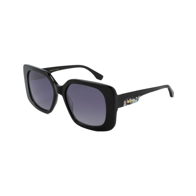 Si te gusta llevar lo último en moda y los accesorios son vitales para tu imagen general, no te pierdas las gafas de sol para mujer Kodak FI40061.

Forma y diseño:
- Gafas de sol geométricas Kodak, que combinan un diseño rectangular sobredimensionado.

Material del marco:
- Fabricadas en acetato, un material ligero, duradero y de excelente calidad, estas gafas de sol ofrecen comodidad y un acabado refinado.

Patillas:
- Las patillas también están hechas de acetato, combinando con el material del marco.

Detalles de la marca:
- Logo de Kodak en las patillas.

Lentes:
- Polarizadas: Sí.
- Progresivas: Sí, compatibles con lentes progresivas.
- Graduación: Sí, adaptables a tus necesidades visuales.
- Protección 100% UV400.
Medidas: Altura de lentes: 46 mm. Ancho de lentes: 53 mm. Puente: 19 mm. Patillas: 145 mm.
Composición: Acetato
Cuidado:
Utiliza un paño de microfibra para limpiar las lentes y evitar rayones.