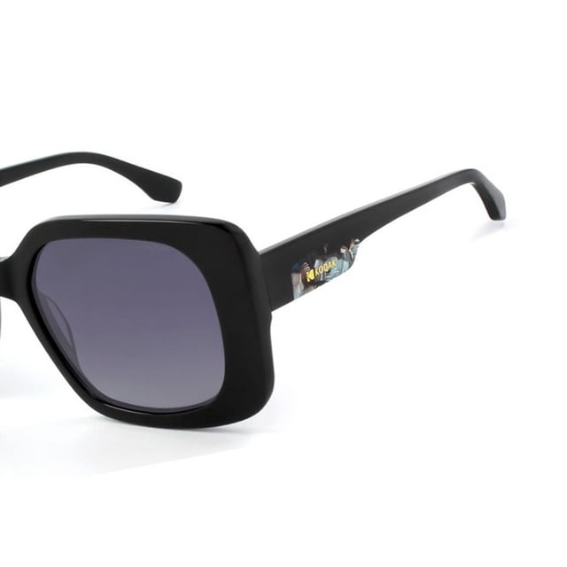 Si te gusta llevar lo último en moda y los accesorios son vitales para tu imagen general, no te pierdas las gafas de sol para mujer Kodak FI40061.

Forma y diseño:
- Gafas de sol geométricas Kodak, que combinan un diseño rectangular sobredimensionado.

Material del marco:
- Fabricadas en acetato, un material ligero, duradero y de excelente calidad, estas gafas de sol ofrecen comodidad y un acabado refinado.

Patillas:
- Las patillas también están hechas de acetato, combinando con el material del marco.

Detalles de la marca:
- Logo de Kodak en las patillas.

Lentes:
- Polarizadas: Sí.
- Progresivas: Sí, compatibles con lentes progresivas.
- Graduación: Sí, adaptables a tus necesidades visuales.
- Protección 100% UV400.
Medidas: Altura de lentes: 46 mm. Ancho de lentes: 53 mm. Puente: 19 mm. Patillas: 145 mm.
Composición: Acetato
Cuidado:
Utiliza un paño de microfibra para limpiar las lentes y evitar rayones.