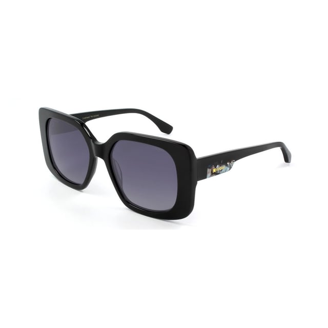 Si te gusta llevar lo último en moda y los accesorios son vitales para tu imagen general, no te pierdas las gafas de sol para mujer Kodak FI40061.

Forma y diseño:
- Gafas de sol geométricas Kodak, que combinan un diseño rectangular sobredimensionado.

Material del marco:
- Fabricadas en acetato, un material ligero, duradero y de excelente calidad, estas gafas de sol ofrecen comodidad y un acabado refinado.

Patillas:
- Las patillas también están hechas de acetato, combinando con el material del marco.

Detalles de la marca:
- Logo de Kodak en las patillas.

Lentes:
- Polarizadas: Sí.
- Progresivas: Sí, compatibles con lentes progresivas.
- Graduación: Sí, adaptables a tus necesidades visuales.
- Protección 100% UV400.
Medidas: Altura de lentes: 46 mm. Ancho de lentes: 53 mm. Puente: 19 mm. Patillas: 145 mm.
Composición: Acetato
Cuidado:
Utiliza un paño de microfibra para limpiar las lentes y evitar rayones.
