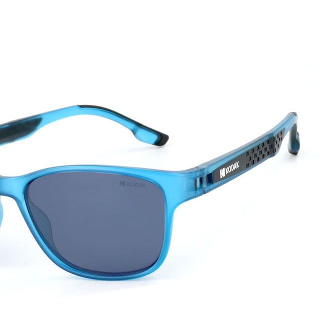 Estas gafas de sol mujer Kodak combinan un diseño clásico y moderno con detalles discretos que aportan sofisticación.

Forma y diseño:
- Gafas de sol cuadradas Kodak, ideal para un estilo versátil y atemporal.

Material de la montura:
- Fabricadas en Nylon TR90, un material ultraligero, flexible y resistente, estas gafas de sol garantizan comodidad durante todo el día.

Patillas:
- Las patillas también están elaboradas de TR90, a juego con el material de la montura.

Detalles de la marca:
- Grabado de la marca Kodak en las patillas.

Lentes:
- Polarizadas: Sí.
- Progresión: Sí, compatibles con lentes progresivos.
- Graduación: Sí, adaptables a tus necesidades visuales.
- 100% protección UV400.

El color de las lentes de las gafas de sol puede variar ligeramente con respecto a las imágenes debido a efectos de iluminación o ajustes en el acabado del material, ¡pero siempre conservarán su estilo y calidad!
 Medidas: Alto lente: 39 mm. Ancho lente: 54 mm. Puente: 16 mm. Patillas: 145 mm.
 Composición: Nylon TR90
 Cuidados:
Usar un paño de microfibra para limpiar las lentes y evitar rayaduras.