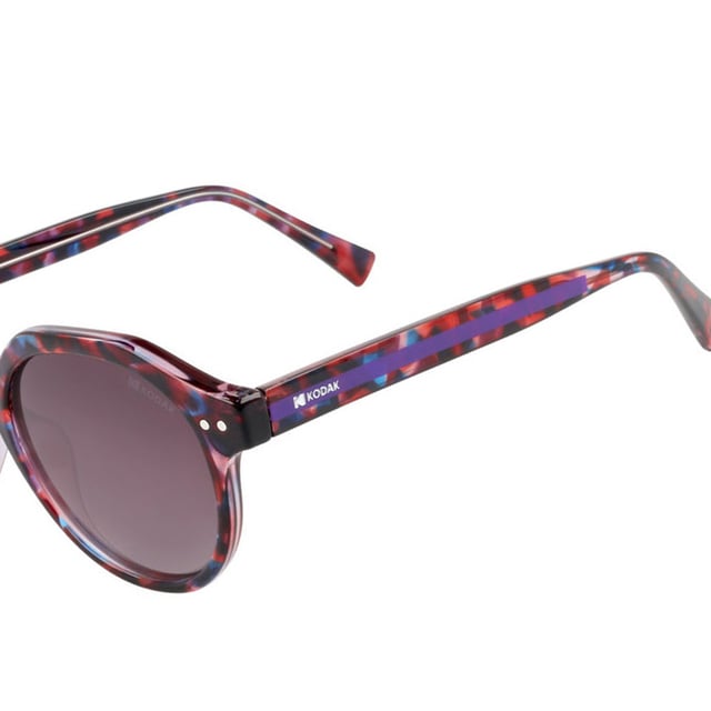 Estas gafas de sol para mujer de Kodak combinan un diseño clásico y moderno con detalles discretos que añaden sofisticación.

Forma y diseño:
 - Estas gafas presentan una forma geometría sobredimensionada, ideal para un look moderno y audaz.

Material de la montura:
 - La montura de estas gafas está hecha de policarbonato, un material conocido por su resistencia al impacto y ligereza.

Patillas:
 - Las patillas también están hechas de policarbonato, igual que el material de la montura.

Detalles de la marca:
 - Marca Kodak en las patillas.

Lentes:
 - Polarizadas: Sí.
 - Progresivas: Sí, compatibles con lentes progresivas.
 - Graduación: Sí, adaptables a tus necesidades visuales.
 - Protección UV400 al 100%.

El color de las lentes de las gafas de sol puede variar ligeramente de las imágenes debido a efectos de iluminación o ajustes en el acabado del material, ¡pero siempre conservarán su estilo y calidad!
Medidas: Altura de la lente: 46 mm. Ancho de la lente: 52 mm. Puente: 21 mm. Patillas: 145 mm.
Composición: Policarbonato
Cuidado:
Utiliza un paño de microfibra para limpiar las lentes y evitar rayones.