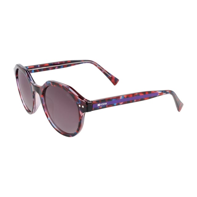 Estas gafas de sol para mujer de Kodak combinan un diseño clásico y moderno con detalles discretos que añaden sofisticación.

Forma y diseño:
 - Estas gafas presentan una forma geometría sobredimensionada, ideal para un look moderno y audaz.

Material de la montura:
 - La montura de estas gafas está hecha de policarbonato, un material conocido por su resistencia al impacto y ligereza.

Patillas:
 - Las patillas también están hechas de policarbonato, igual que el material de la montura.

Detalles de la marca:
 - Marca Kodak en las patillas.

Lentes:
 - Polarizadas: Sí.
 - Progresivas: Sí, compatibles con lentes progresivas.
 - Graduación: Sí, adaptables a tus necesidades visuales.
 - Protección UV400 al 100%.

El color de las lentes de las gafas de sol puede variar ligeramente de las imágenes debido a efectos de iluminación o ajustes en el acabado del material, ¡pero siempre conservarán su estilo y calidad!
Medidas: Altura de la lente: 46 mm. Ancho de la lente: 52 mm. Puente: 21 mm. Patillas: 145 mm.
Composición: Policarbonato
Cuidado:
Utiliza un paño de microfibra para limpiar las lentes y evitar rayones.