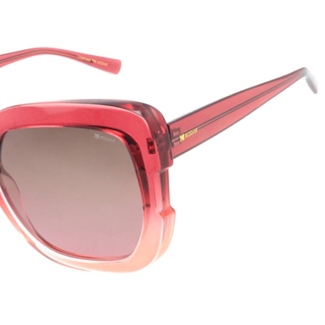 Estas gafas de sol mujer Kodak combinan un diseño clásico y moderno con detalles discretos que aportan sofisticación.

Forma y diseño:
- Gafas de sol cuadradas estilo trendy, ideal para un estilo versátil y atemporal.

Material de la montura:
- La montura de estas gafas de sol está fabricada en policarbonato, un material conocido por su resistencia a los impactos y ligereza.

Patillas:
- Las patillas también están elaboradas de policarbonato, a juego con el material de la montura.

Detalles de la marca:
- Grabado de la marca Kodak en las patillas.

Lentes:
- Polarizadas: Sí.
- Progresión: Sí, compatibles con lentes progresivos.
- Graduación: Sí, adaptables a tus necesidades visuales.
- 100% protección UV400.

El color de las lentes de las gafas de sol puede variar ligeramente con respecto a las imágenes debido a efectos de iluminación o ajustes en el acabado del material, ¡pero siempre conservarán su estilo y calidad!
 Medidas: Alto lente: 49 mm. Ancho lente: 54 mm. Puente: 20 mm. Patillas: 140 mm.
 Composición: Policarbonato
 Cuidados:
Usar un paño de microfibra para limpiar las lentes y evitar rayaduras.