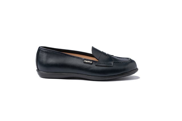Una línea clásica. Elegantes y cómodos, ideales para los uniformes de cole. Zapato tipo mocasín fabricado en napa de piel bovina. La parte interior está fabricada con forro de piel natural, protector de punteras y talones, planta con puente anatómico y suela de goma antideslizante. Calzado diseñado y fabricado en España.