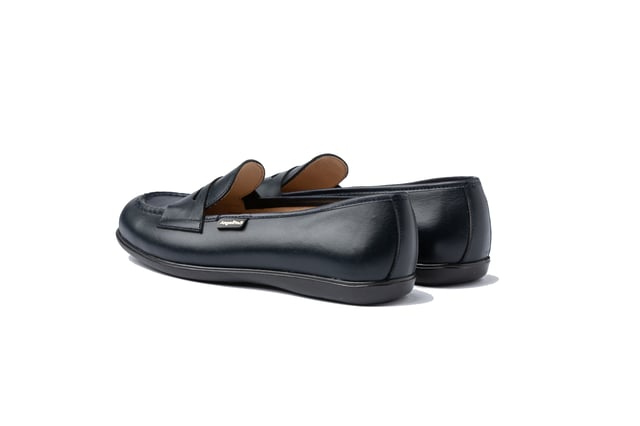 Una línea clásica. Elegantes y cómodos, ideales para los uniformes de cole. Zapato tipo mocasín fabricado en napa de piel bovina. La parte interior está fabricada con forro de piel natural, protector de punteras y talones, planta con puente anatómico y suela de goma antideslizante. Calzado diseñado y fabricado en España.