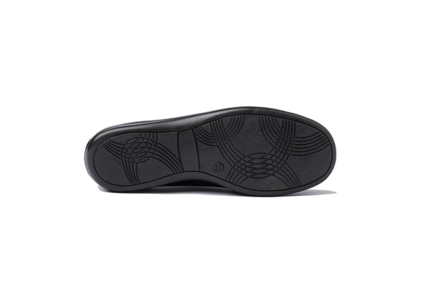 Una línea clásica. Elegantes y cómodos, ideales para los uniformes de cole. Zapato tipo mocasín fabricado en napa de piel bovina. La parte interior está fabricada con forro de piel natural, protector de punteras y talones, planta con puente anatómico y suela de goma antideslizante. Calzado diseñado y fabricado en España.