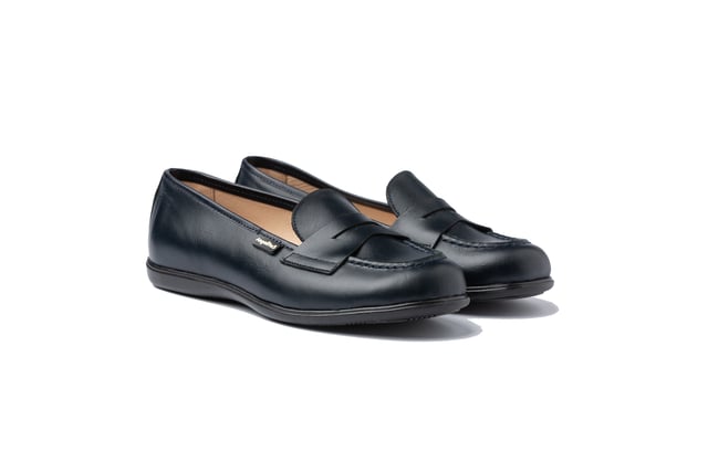 Una línea clásica. Elegantes y cómodos, ideales para los uniformes de cole. Zapato tipo mocasín fabricado en napa de piel bovina. La parte interior está fabricada con forro de piel natural, protector de punteras y talones, planta con puente anatómico y suela de goma antideslizante. Calzado diseñado y fabricado en España.