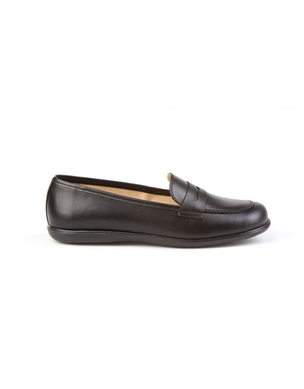 Una línea clásica. Elegantes y cómodos, ideales para los uniformes de cole. Zapato tipo mocasín fabricado en napa de piel bovina. La parte interior está fabricada con forro de piel natural, protector de punteras y talones, planta con puente anatómico y suela de goma antideslizante. Calzado diseñado y fabricado en España.