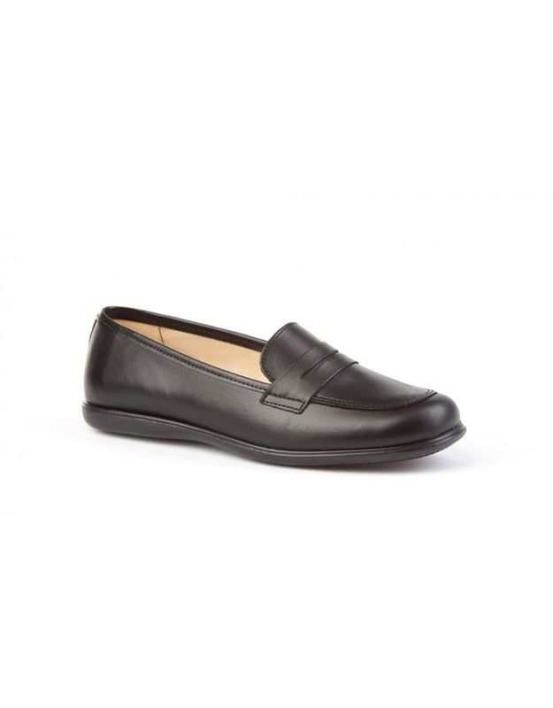 Una línea clásica. Elegantes y cómodos, ideales para los uniformes de cole. Zapato tipo mocasín fabricado en napa de piel bovina. La parte interior está fabricada con forro de piel natural, protector de punteras y talones, planta con puente anatómico y suela de goma antideslizante. Calzado diseñado y fabricado en España.