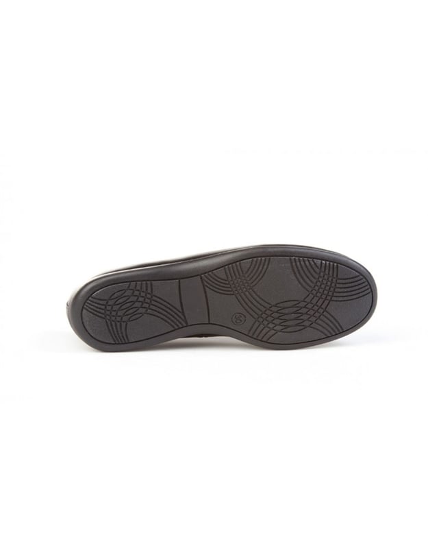 Una línea clásica. Elegantes y cómodos, ideales para los uniformes de cole. Zapato tipo mocasín fabricado en napa de piel bovina. La parte interior está fabricada con forro de piel natural, protector de punteras y talones, planta con puente anatómico y suela de goma antideslizante. Calzado diseñado y fabricado en España.