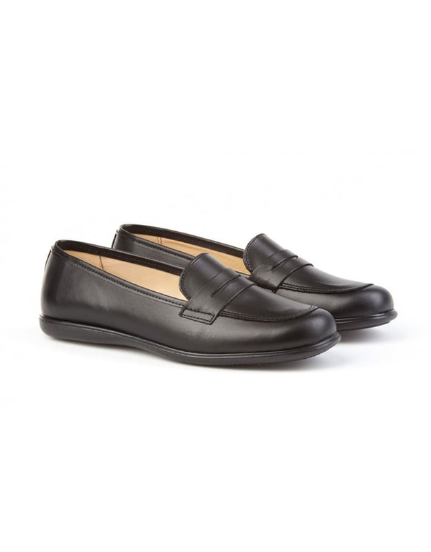 Una línea clásica. Elegantes y cómodos, ideales para los uniformes de cole. Zapato tipo mocasín fabricado en napa de piel bovina. La parte interior está fabricada con forro de piel natural, protector de punteras y talones, planta con puente anatómico y suela de goma antideslizante. Calzado diseñado y fabricado en España.