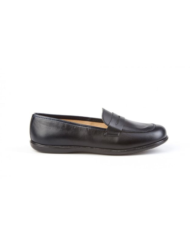 Una línea clásica. Elegantes y cómodos, ideales para los uniformes de cole. Zapato tipo mocasín fabricado en napa de piel bovina. La parte interior está fabricada con forro de piel natural, protector de punteras y talones, planta con puente anatómico y suela de goma antideslizante. Calzado diseñado y fabricado en España.