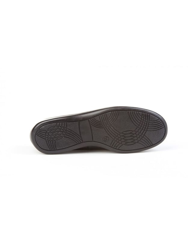 Una línea clásica. Elegantes y cómodos, ideales para los uniformes de cole. Zapato tipo mocasín fabricado en napa de piel bovina. La parte interior está fabricada con forro de piel natural, protector de punteras y talones, planta con puente anatómico y suela de goma antideslizante. Calzado diseñado y fabricado en España.