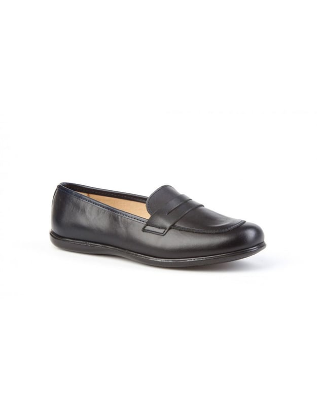 Una línea clásica. Elegantes y cómodos, ideales para los uniformes de cole. Zapato tipo mocasín fabricado en napa de piel bovina. La parte interior está fabricada con forro de piel natural, protector de punteras y talones, planta con puente anatómico y suela de goma antideslizante. Calzado diseñado y fabricado en España.