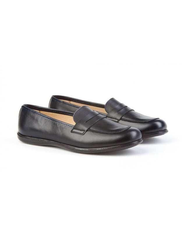 Una línea clásica. Elegantes y cómodos, ideales para los uniformes de cole. Zapato tipo mocasín fabricado en napa de piel bovina. La parte interior está fabricada con forro de piel natural, protector de punteras y talones, planta con puente anatómico y suela de goma antideslizante. Calzado diseñado y fabricado en España.