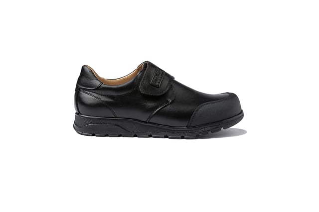 Una línea clásica. Cómodos y flexibles, ideales para los uniformes de cole. Zapato tipo blucher colegial con puntera de PVC reforzado fabricado en napa de piel bovina con sistema de cierre velcro. La parte interior está fabricada con forro de piel natural, protector de punteras y talones, planta con puente anatómico y suela de goma antideslizante. Calzado diseñado y fabricado en España.