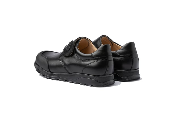 Una línea clásica. Cómodos y flexibles, ideales para los uniformes de cole. Zapato tipo blucher colegial con puntera de PVC reforzado fabricado en napa de piel bovina con sistema de cierre velcro. La parte interior está fabricada con forro de piel natural, protector de punteras y talones, planta con puente anatómico y suela de goma antideslizante. Calzado diseñado y fabricado en España.
