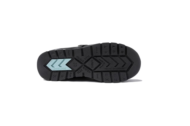 Una línea clásica. Cómodos y flexibles, ideales para los uniformes de cole. Zapato tipo blucher colegial con puntera de PVC reforzado fabricado en napa de piel bovina con sistema de cierre velcro. La parte interior está fabricada con forro de piel natural, protector de punteras y talones, planta con puente anatómico y suela de goma antideslizante. Calzado diseñado y fabricado en España.