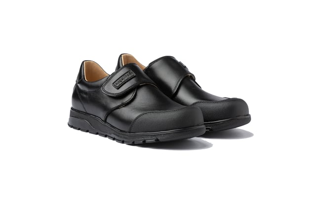 Una línea clásica. Cómodos y flexibles, ideales para los uniformes de cole. Zapato tipo blucher colegial con puntera de PVC reforzado fabricado en napa de piel bovina con sistema de cierre velcro. La parte interior está fabricada con forro de piel natural, protector de punteras y talones, planta con puente anatómico y suela de goma antideslizante. Calzado diseñado y fabricado en España.