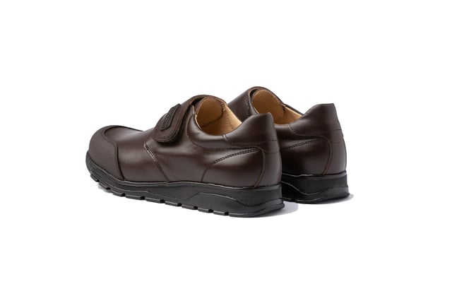 Eine klassische Linie. Bequem und flexibel, ideal für Schuluniformen. College-Blucher-Schuh mit verstärkter PVC-Zehenkappe aus Rindsnappaleder mit Klettverschluss. Der Innenraum besteht aus Naturlederfutter, Zehen- und Fersenschutz, Innensohle mit anatomischem Steg und rutschfester Gummisohle. In Spanien entworfene und hergestellte Schuhe.
