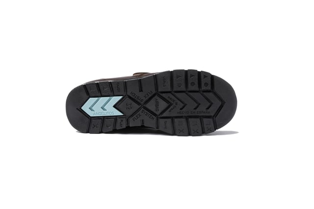 Eine klassische Linie. Bequem und flexibel, ideal für Schuluniformen. College-Blucher-Schuh mit verstärkter PVC-Zehenkappe aus Rindsnappaleder mit Klettverschluss. Der Innenraum besteht aus Naturlederfutter, Zehen- und Fersenschutz, Innensohle mit anatomischem Steg und rutschfester Gummisohle. In Spanien entworfene und hergestellte Schuhe.