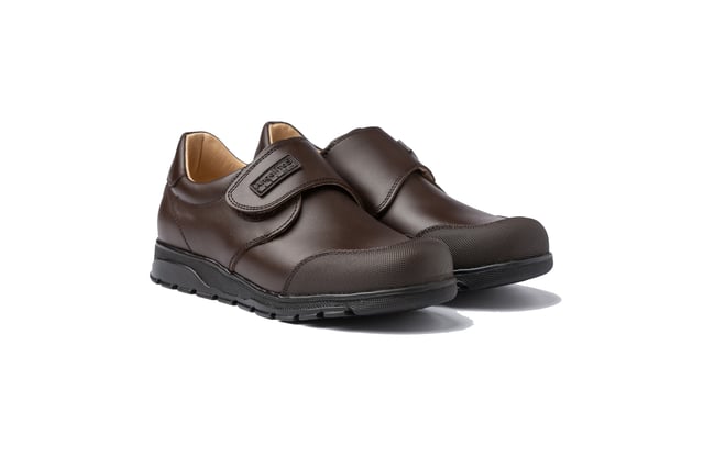 Eine klassische Linie. Bequem und flexibel, ideal für Schuluniformen. College-Blucher-Schuh mit verstärkter PVC-Zehenkappe aus Rindsnappaleder mit Klettverschluss. Der Innenraum besteht aus Naturlederfutter, Zehen- und Fersenschutz, Innensohle mit anatomischem Steg und rutschfester Gummisohle. In Spanien entworfene und hergestellte Schuhe.
