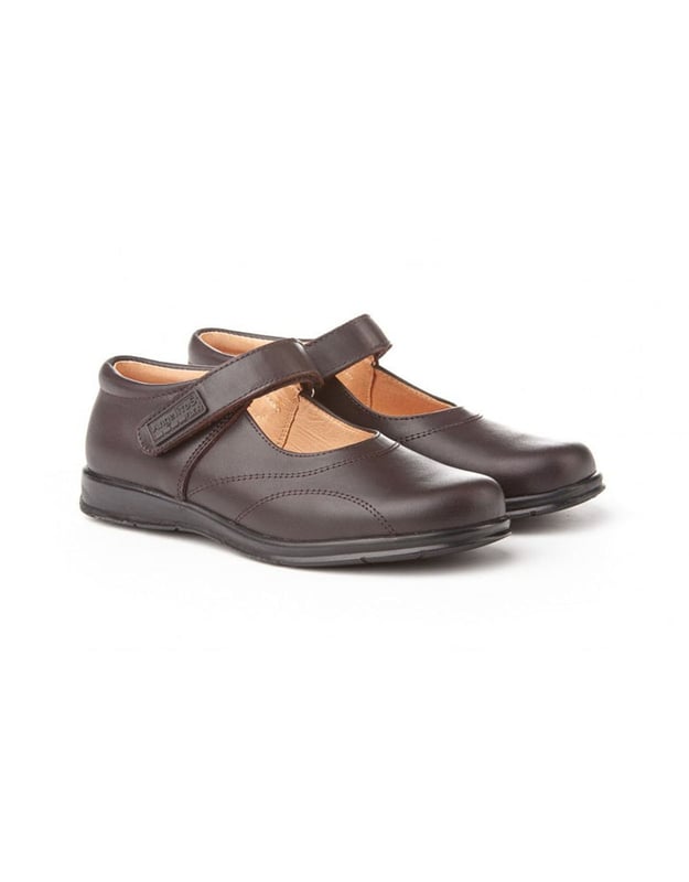 Eine klassische Linie. Bequem und flexibel, ideal für Schuluniformen. Schulballerina-Schuh aus Rindslackleder mit Go & Back-Klettverschlusssystem. Der Innenraum besteht aus Naturlederfutter, Zehen- und Fersenschutz, Innensohle mit anatomischem Steg und rutschfester Gummisohle. In Spanien entworfene und hergestellte Schuhe.