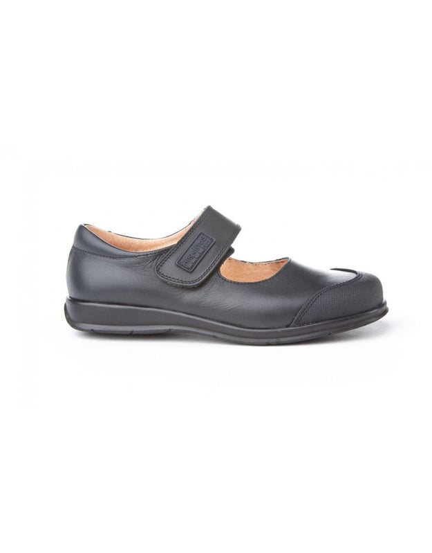 Eine klassische Linie. Bequem und flexibel, ideal für Schuluniformen. Schulballerina-Schuh aus Rindslackleder mit Go & Back-Klettverschlusssystem. Der Innenraum besteht aus Naturlederfutter, Zehen- und Fersenschutz, Innensohle mit anatomischem Steg und rutschfester Gummisohle. In Spanien entworfene und hergestellte Schuhe.