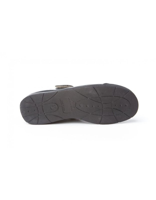 Eine klassische Linie. Bequem und flexibel, ideal für Schuluniformen. Schulballerina-Schuh aus Rindslackleder mit Go & Back-Klettverschlusssystem. Der Innenraum besteht aus Naturlederfutter, Zehen- und Fersenschutz, Innensohle mit anatomischem Steg und rutschfester Gummisohle. In Spanien entworfene und hergestellte Schuhe.