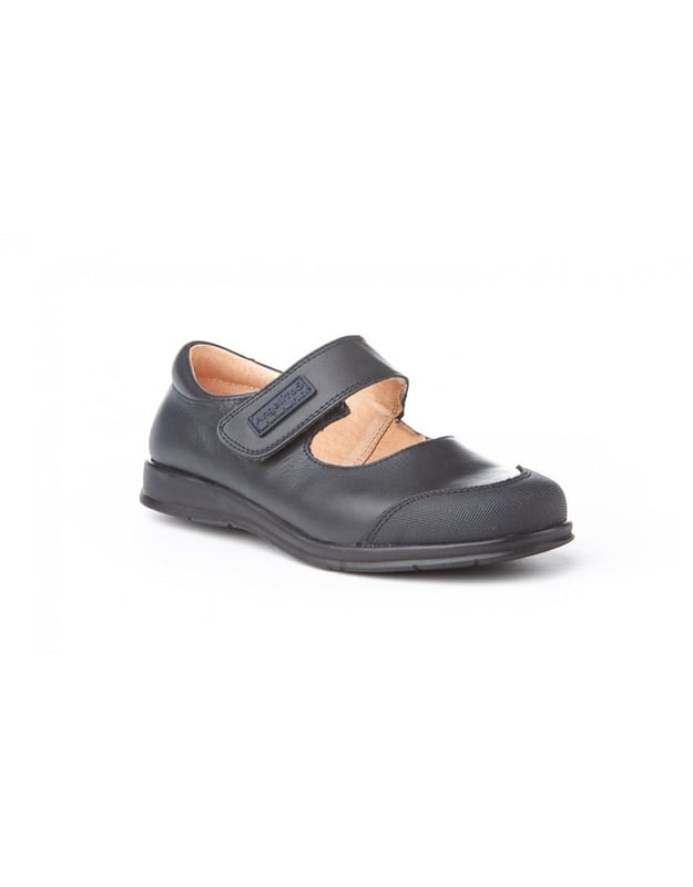 Eine klassische Linie. Bequem und flexibel, ideal für Schuluniformen. Schulballerina-Schuh aus Rindslackleder mit Go & Back-Klettverschlusssystem. Der Innenraum besteht aus Naturlederfutter, Zehen- und Fersenschutz, Innensohle mit anatomischem Steg und rutschfester Gummisohle. In Spanien entworfene und hergestellte Schuhe.